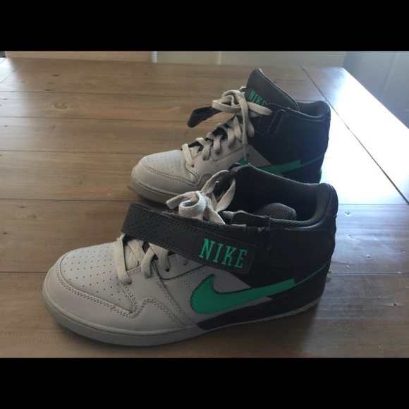 Size 8 Nike - Picture 2 of 2